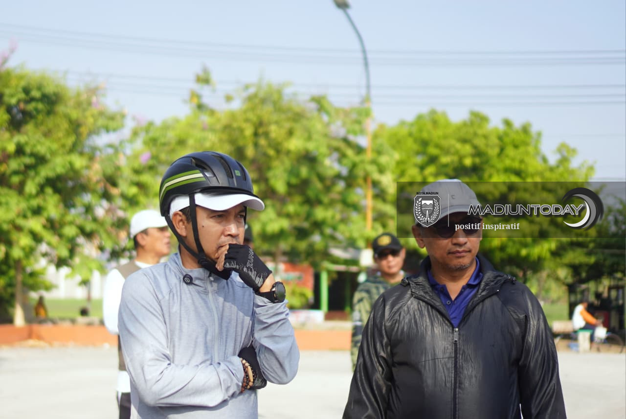 Foto 2 dari 19: Gowes Keliling Kota, Plt Wali Kota Madiun Cek P2L, Data Ekonomi hingga Kebersihan Lingkungan