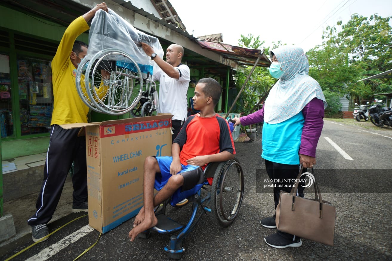 Foto 4 dari 9: Fasilitasi Alat Bantu Layak Bagi Disabilitas, Pemkot Madiun Berikan Empat Kursi Roda Baru untuk Warga