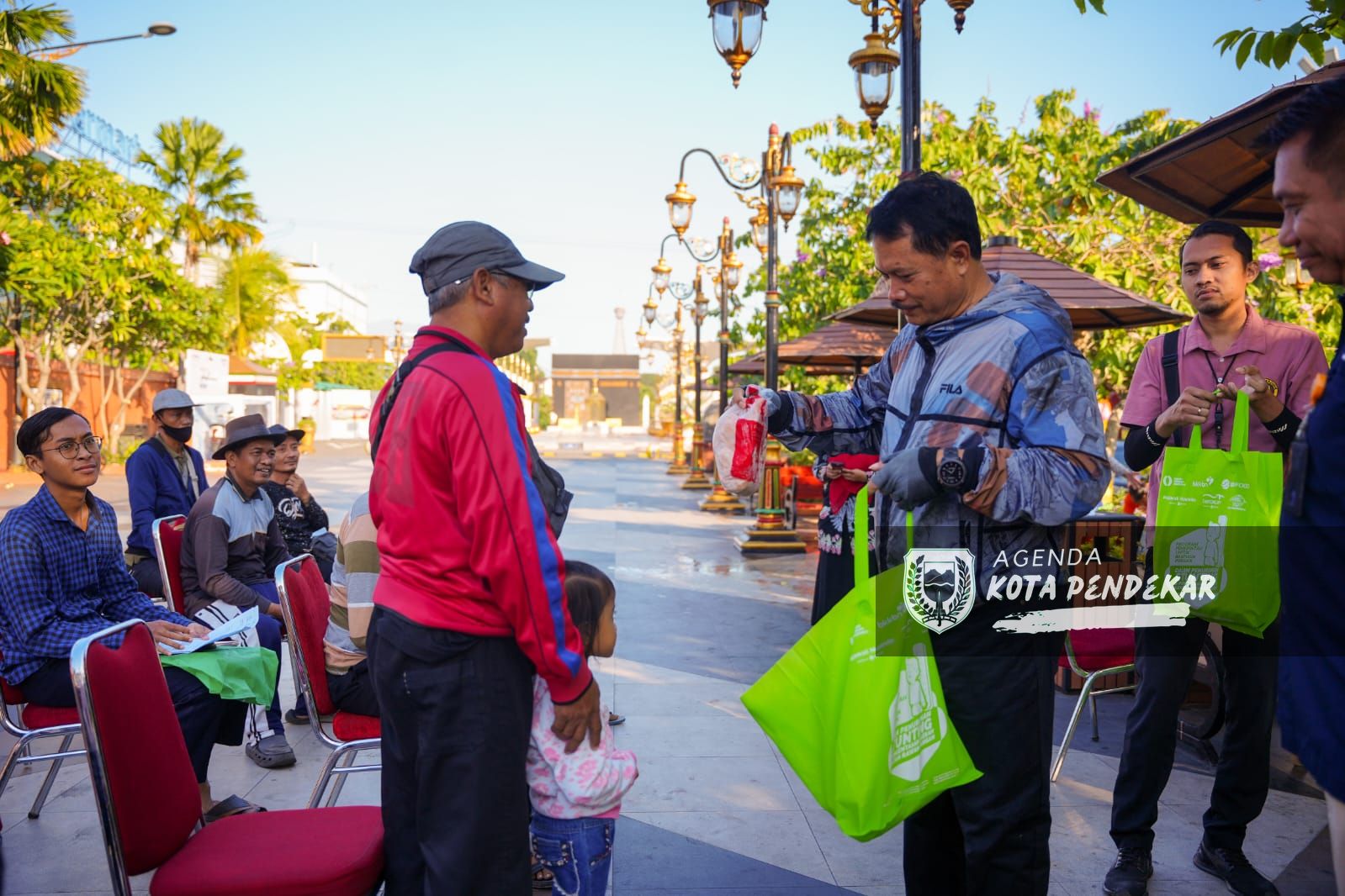Foto 5 dari 8: Sambil Gowes, Wali Kota Salurkan Bantuan Pangan KRS Tahap Dua Bapanas