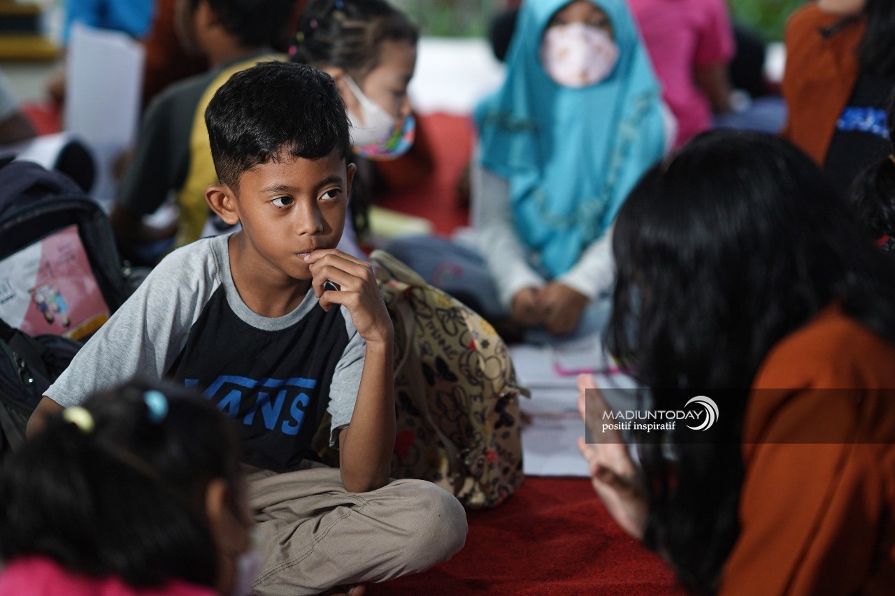 Foto 5 dari 10: Manfaatkan Lapak, PKK Kelurahan Klegen Gandeng Wima Beri Les Gratis Kepada Siswa
