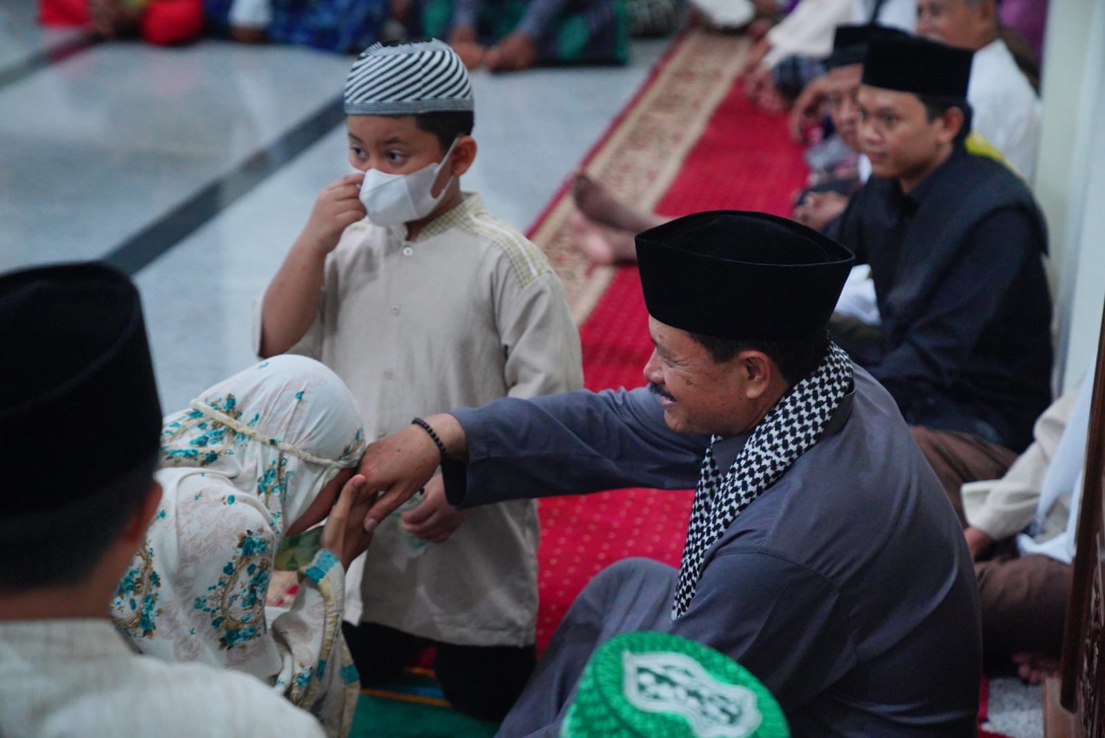 Foto 8 dari 10: Salat Isya dan Tarawih di Masjid Kuncen, Wali Kota Harapkan Kerukunan Terjaga