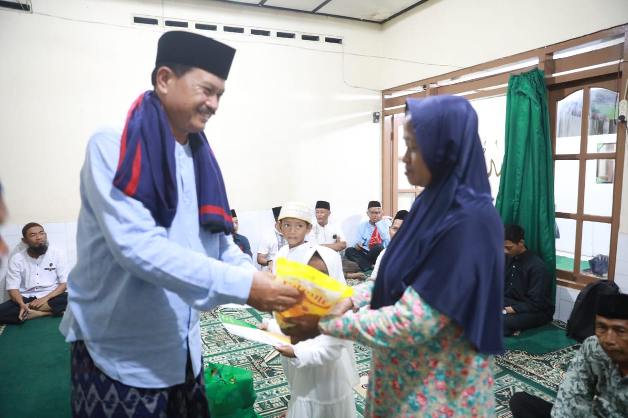 Salat Isya di Musala Nurul Badiah, Wali Kota Silaturahmi Hingga Beri Bantuan ke Warga