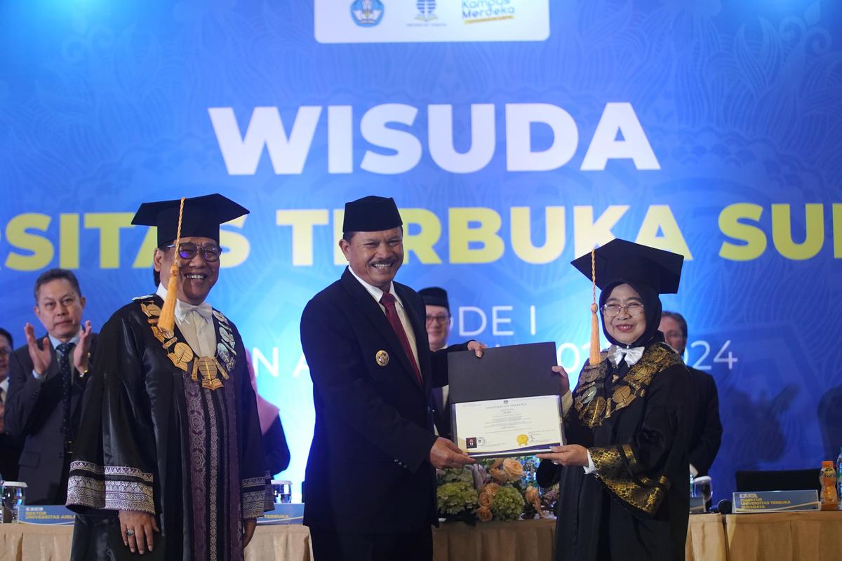 Foto 4 dari 9: Jadi Lulusan Perdana Program Studi S3 Doktor Administrasi Publik, Wali Kota Dapat Penghargaan dari UT Surabaya