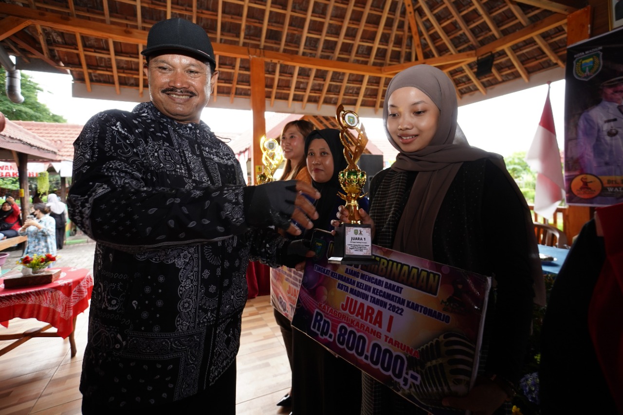 Foto 10 dari 10: Gowes Di Kartoharjo, Wali Kota Cek Progres Pavingisasi Hingga Proyek Ternak Lebah Madu