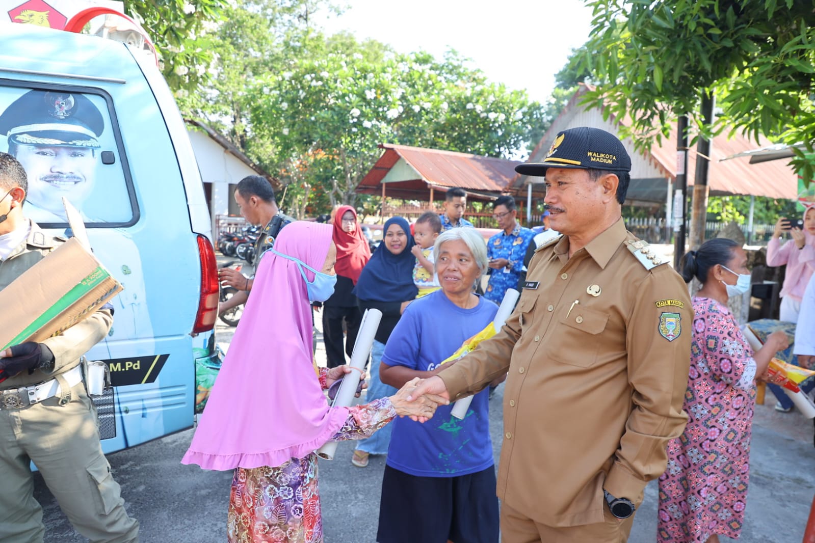 Foto 4 dari 9: Pimpin Kerja Bakti, Wali Kota Dr. Maidi Harap Lingkungan Sehat tidak Bawa Penyakit