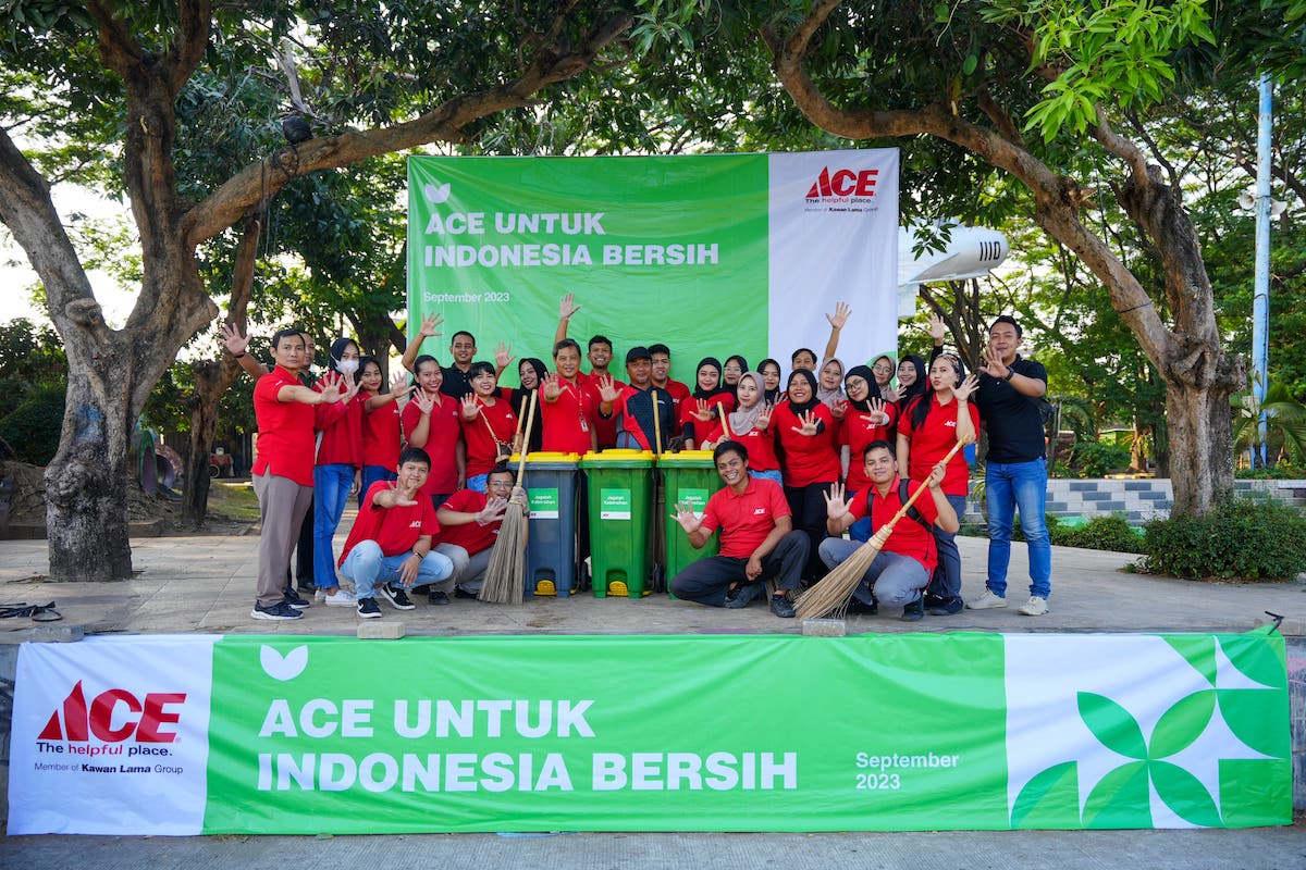 Foto 9 dari 9: Peduli Lingkungan Sekaligus Peringati World Clean Up Day, Ace Hardware Gelar Bersih-Bersih Kali Bantaran