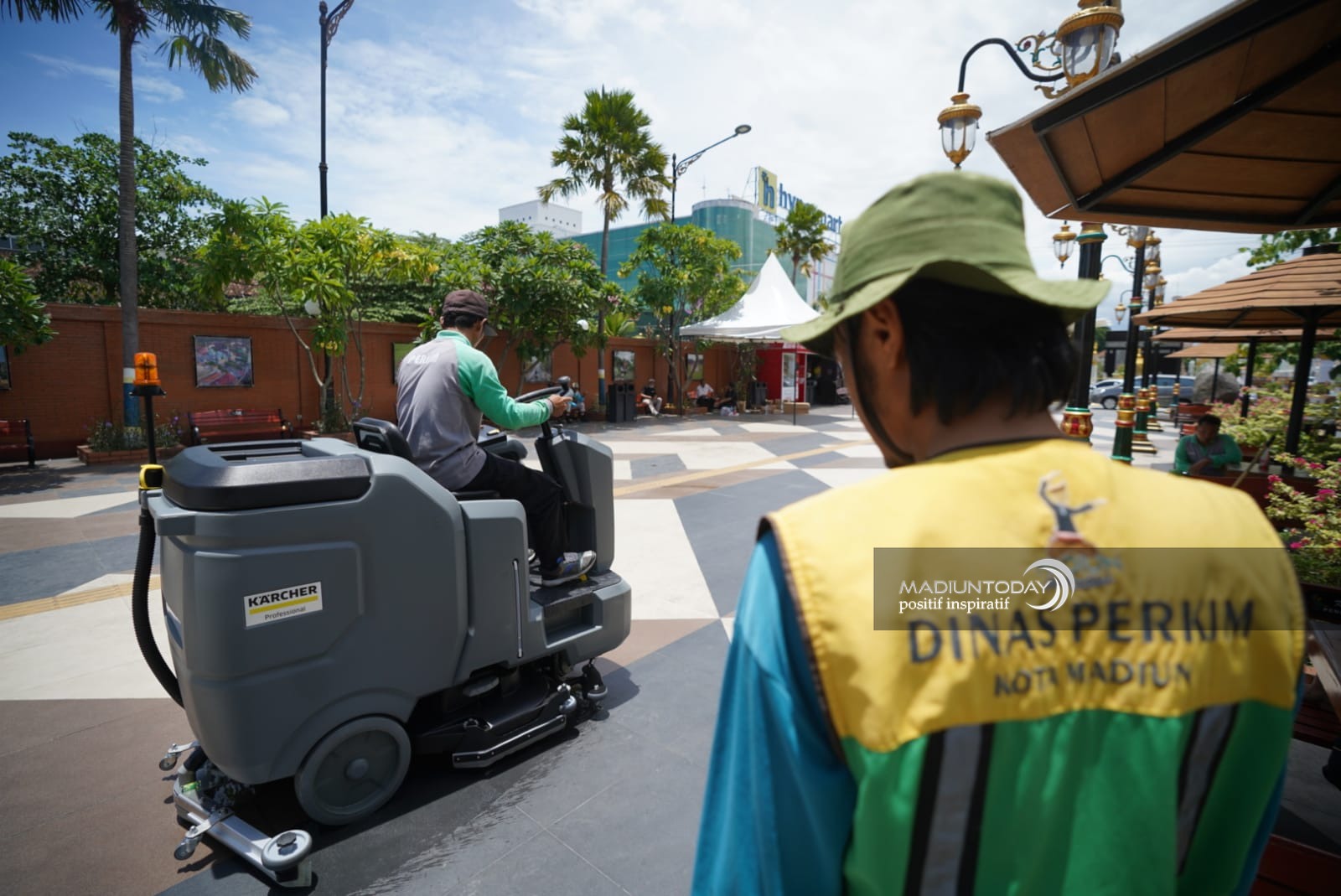 Foto 3 dari 8: Tambah Mesin Pel Listrik, Pembersihan Kawasan Sumber Wangi dan PRC Jadi Lebih Efisien