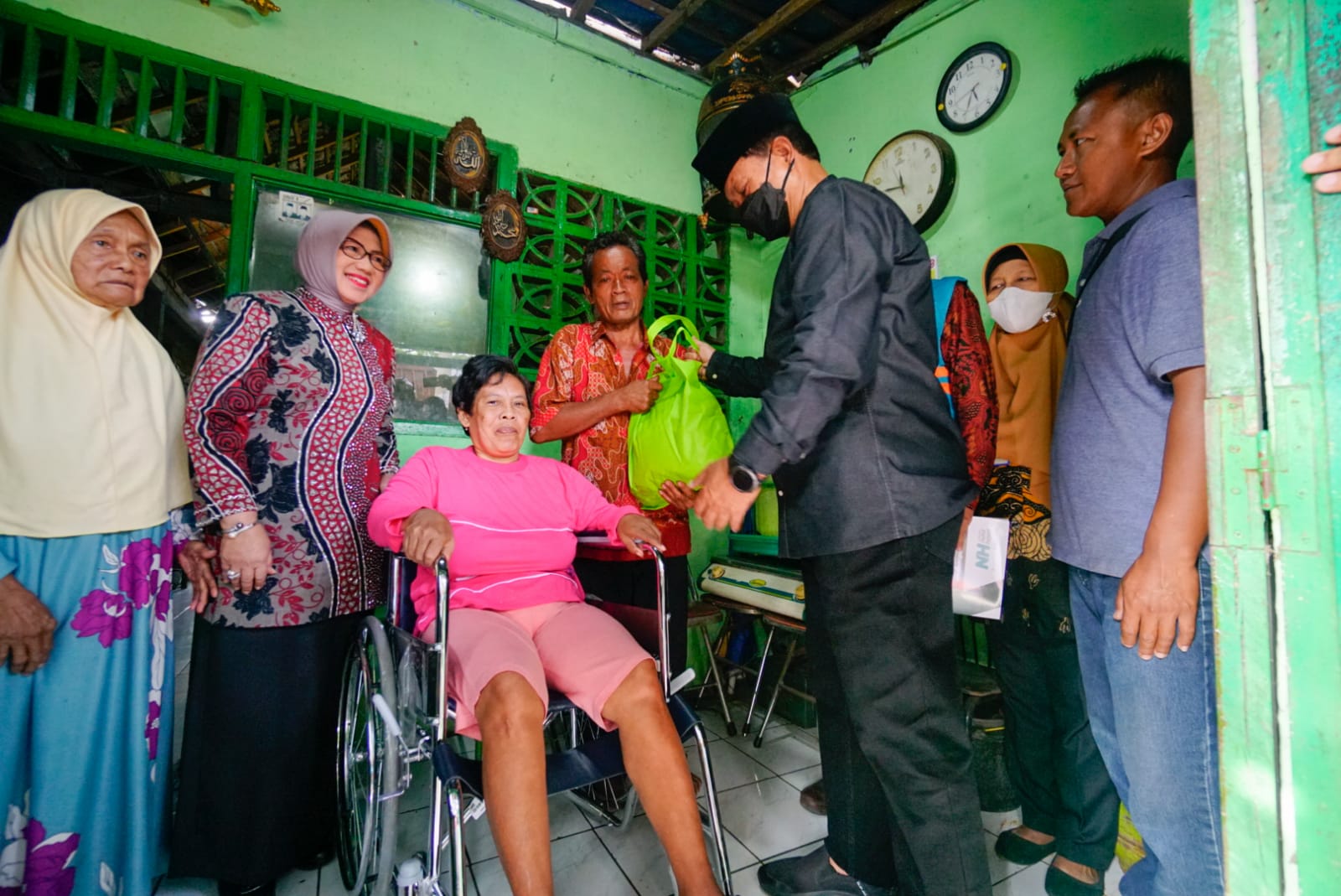 Foto 2 dari 7: Saling Berbagi, Wali Kota Salurkan Bantuan dari Nurul Hayat