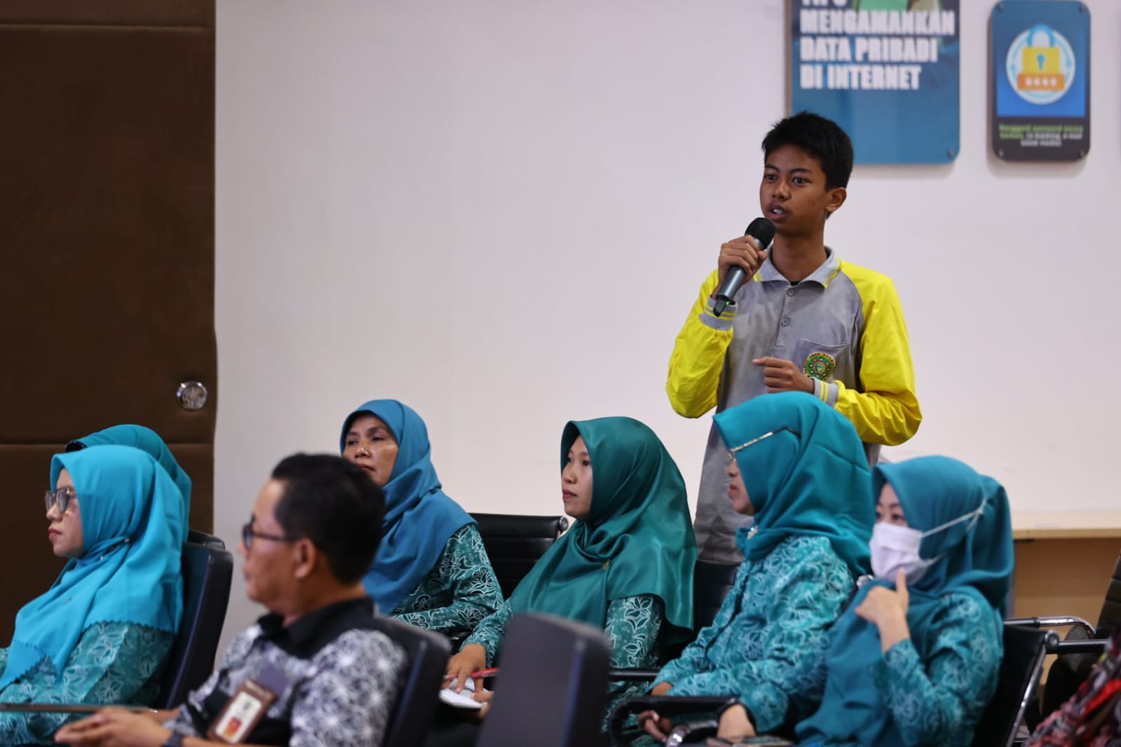 Foto 3 dari 9: Gelar Sarasehan, Wali Kota Ingatkan Peran Penting Orang Tua Dalam Pendidikan Literasi Digital Anak