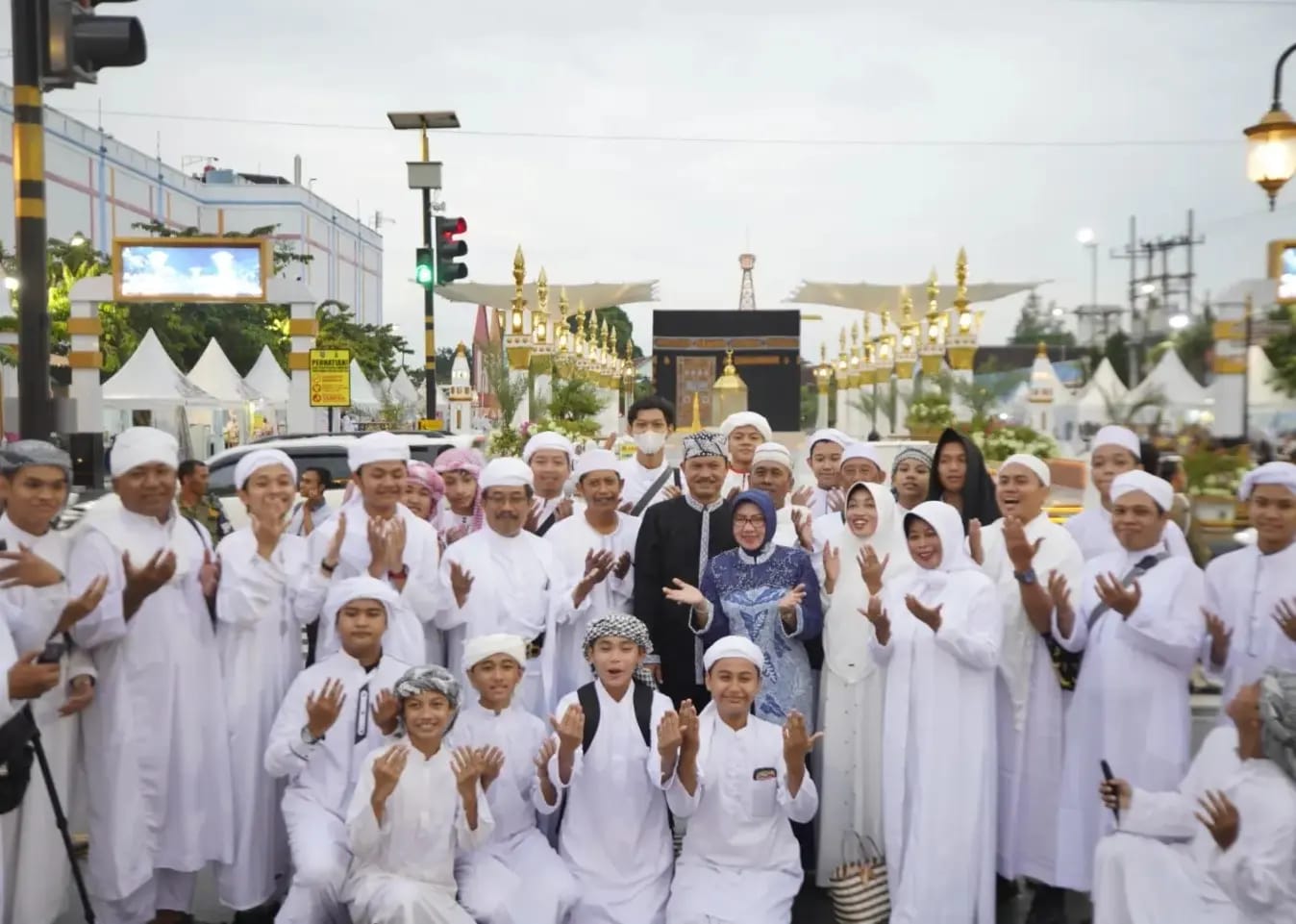 Foto 6 dari 8: Bagi Takjil Dengan UMKM Dan SMPN 1, Wali Kota : Ajang Pelajaran Peduli Sesama