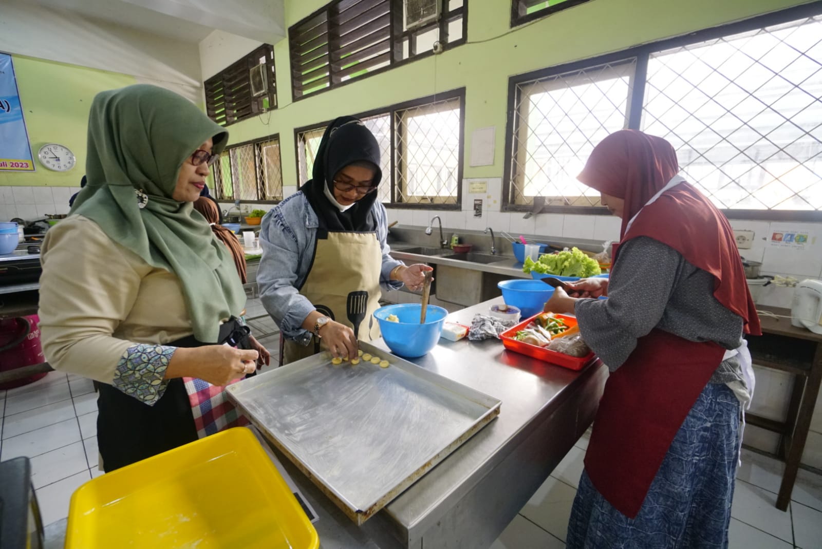 Foto 3 dari 11: Tambah Skill Driver Ojol Perempuan, Dinsos PPPA Gelar Pelatihan Memasak
