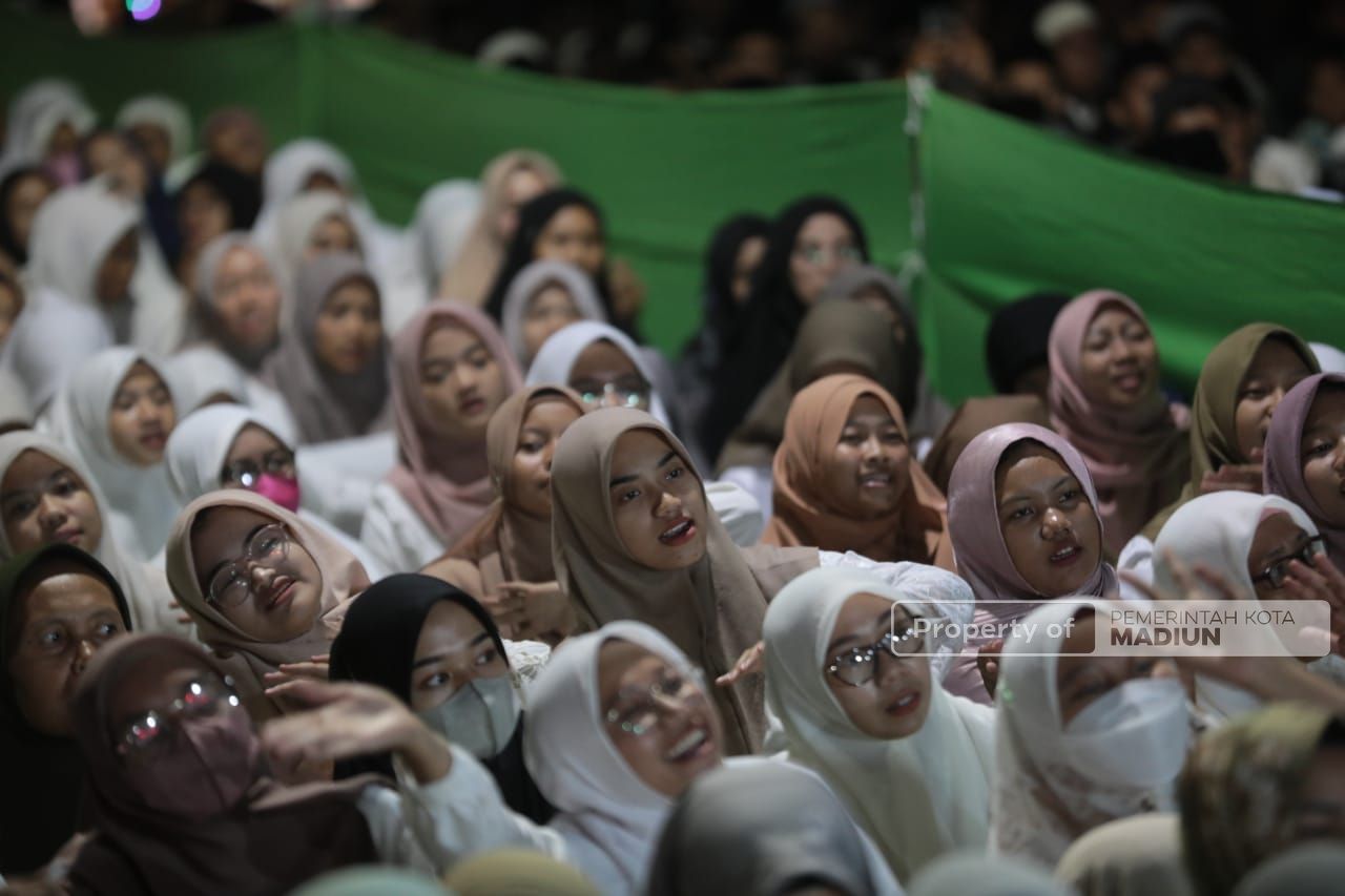 Foto 9 dari 16: Hadiri Peringatan Maulid Nabi Muhammad SAW, Wali Kota Ajak Masyarakat Tingkatkan Iman dan Taqwa