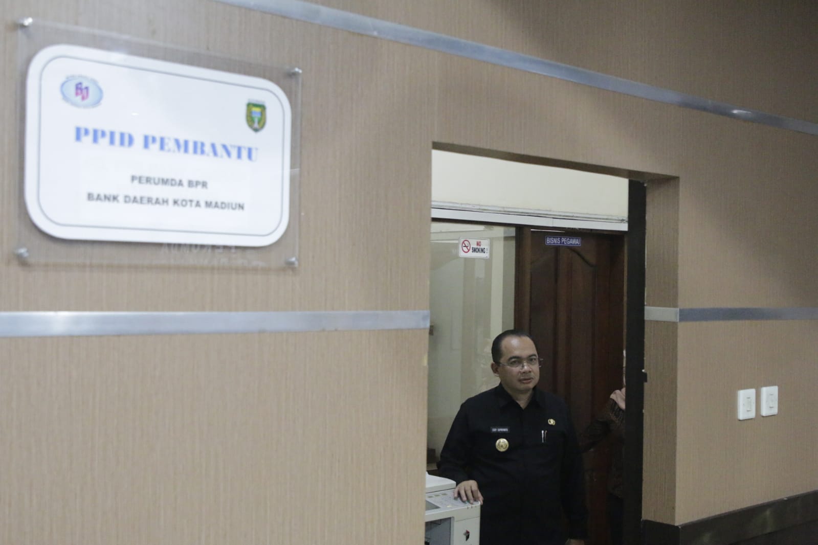 Foto 7 dari 17: Kunjungan Kantor Perumda BPR Bank Daerah Kota Madiun, Pj Wali Kota Apresiasi Kinerja Dan Dorong Inovasi Untuk Tingkatkan Performa Pegawai