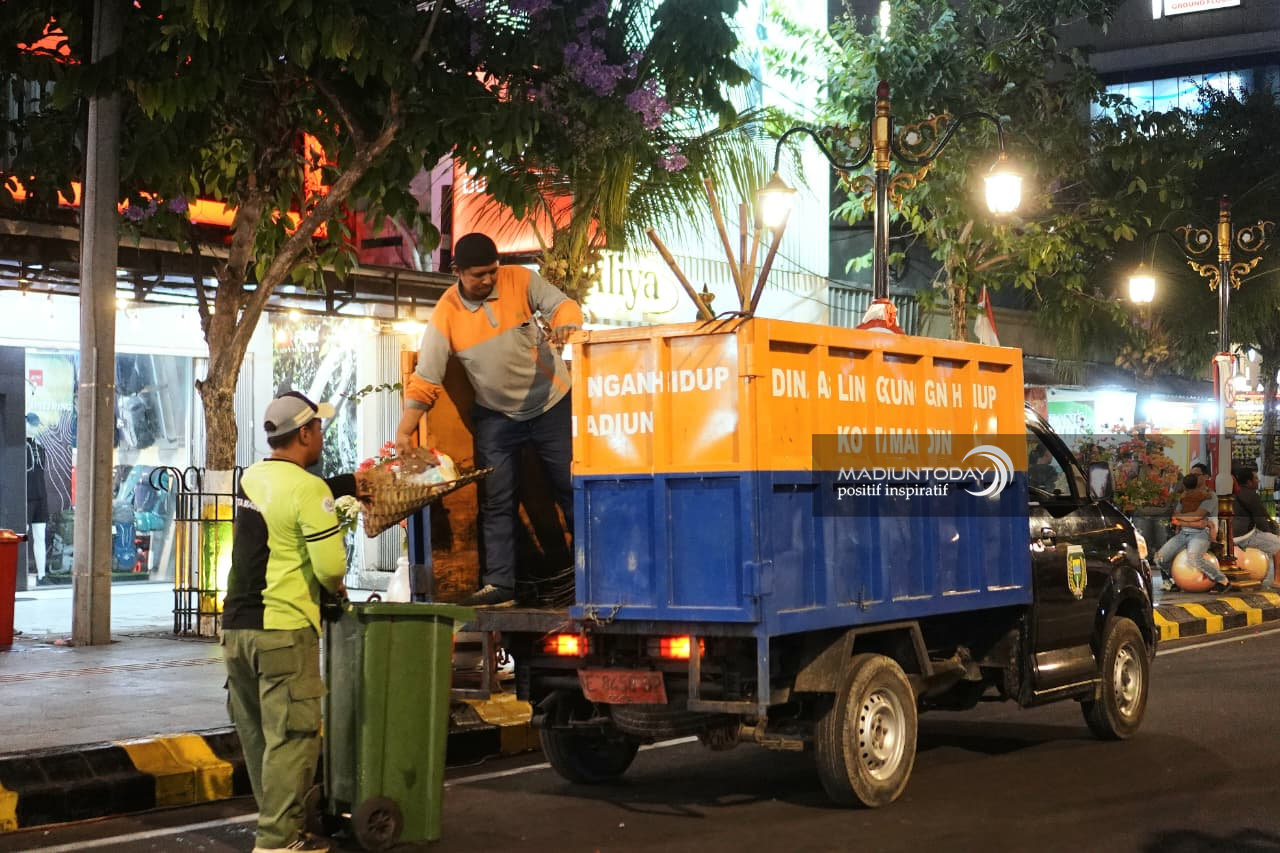 Foto 15 dari 15: Euforia Madiun Menari Berakhir, Petugas Kebersihan Pastikan Jalan Pahlawan Kembali Bersih