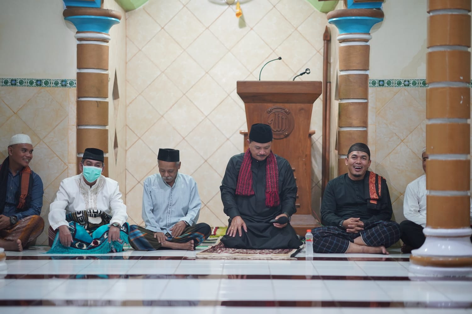 Foto 6 dari 9: Salat Isya di Masjid Baiturohman Kelurahan Rejomulyo, Jamaah Minta Bantuan Rp 10 Juta, Wali Kota Kasih Rp 15 Juta