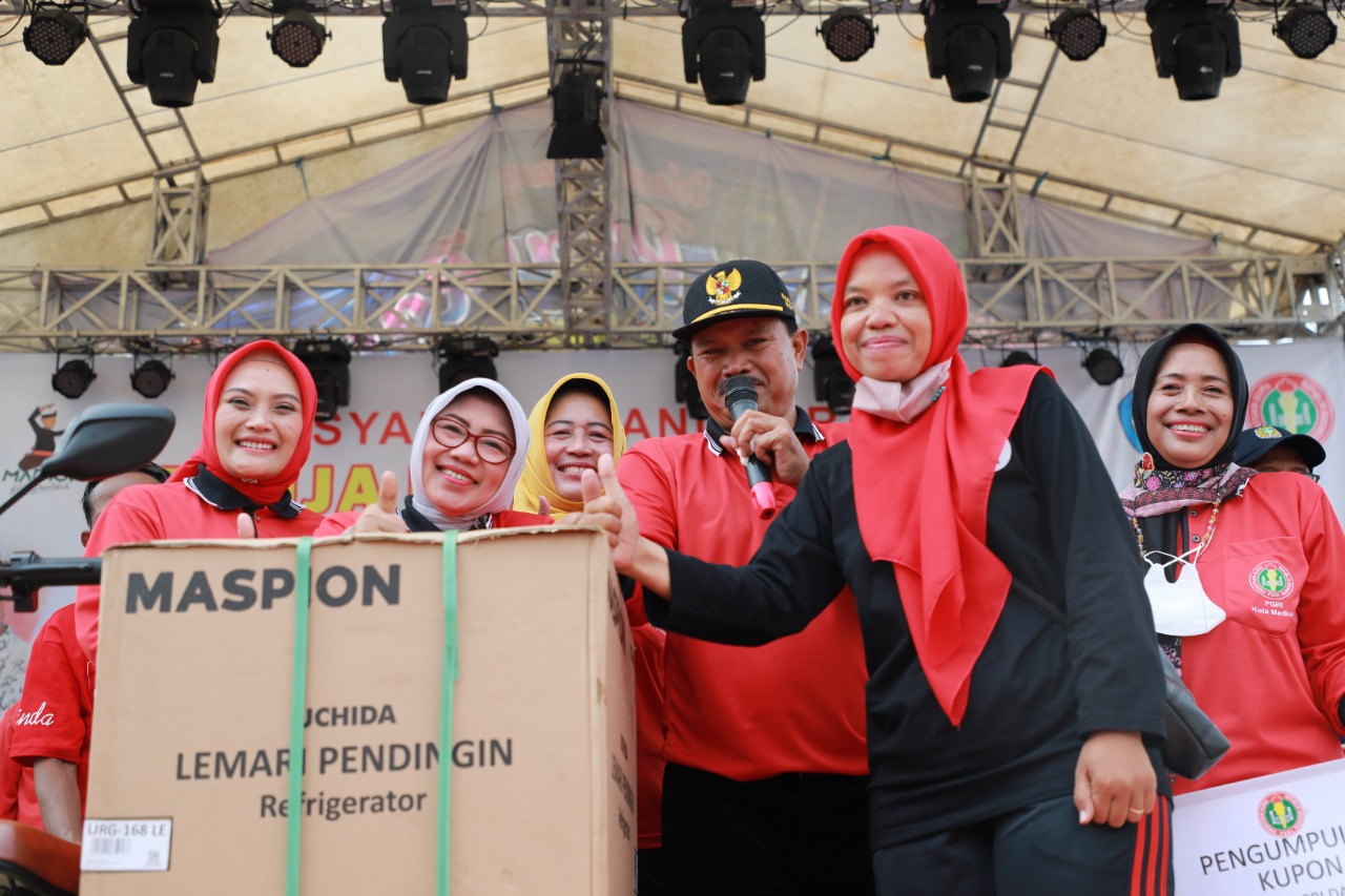Foto 8 dari 9: Wali Kota Maidi Raih Anugerah Dwija Praja Nugraha, PGRI Gelar Tasyakuran