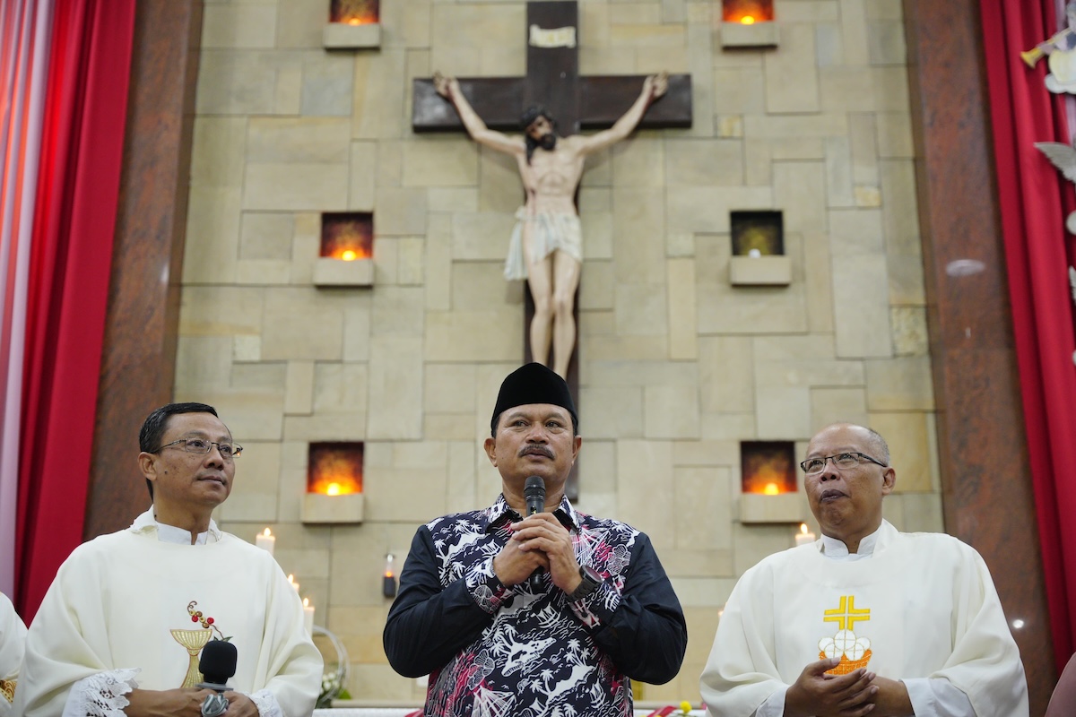 Foto utama berita: Tinjau Pelaksanaan Ibadah Natal di Sejumlah Gereja, Wali Kota Pastikan Perayaan Natal Aman dan Nyaman di Kota Pendekar