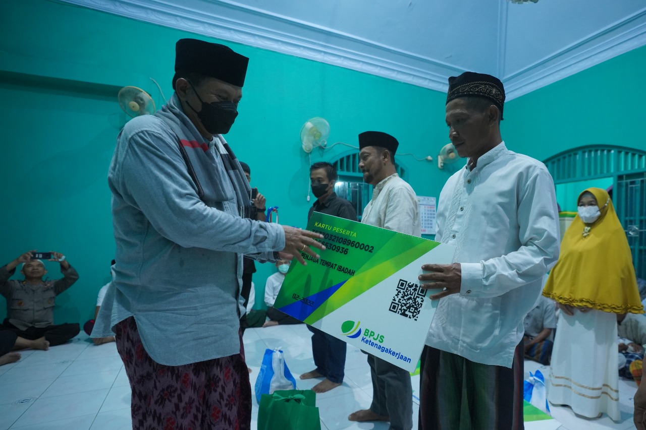 Foto 3 dari 9: Salat Isya di Musala Al Muhajirin 1, Jamaah Doakan Wali Kota di Akhir Acara