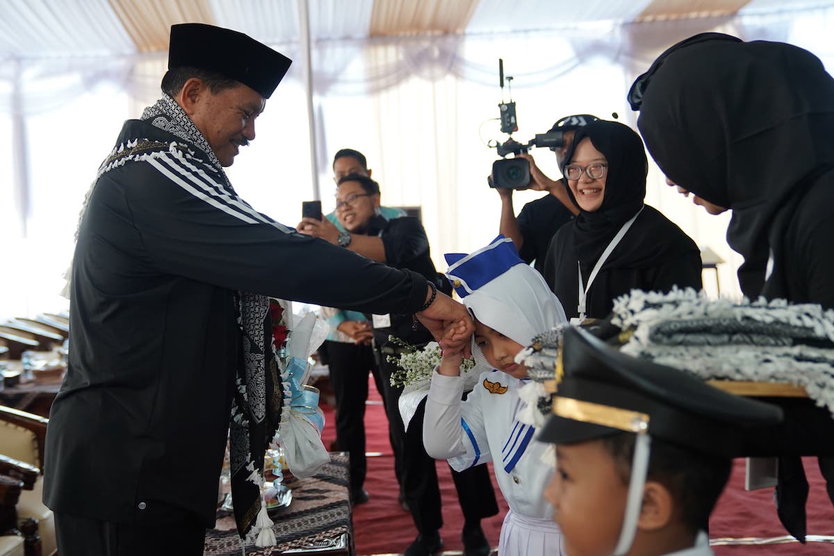 Foto 9 dari 9: Resmikan Pesawat Ma'had Aisyah Ummul Mukminin, Wali Kota Harap Jadi Pendukung Program Generasi Emas 2045