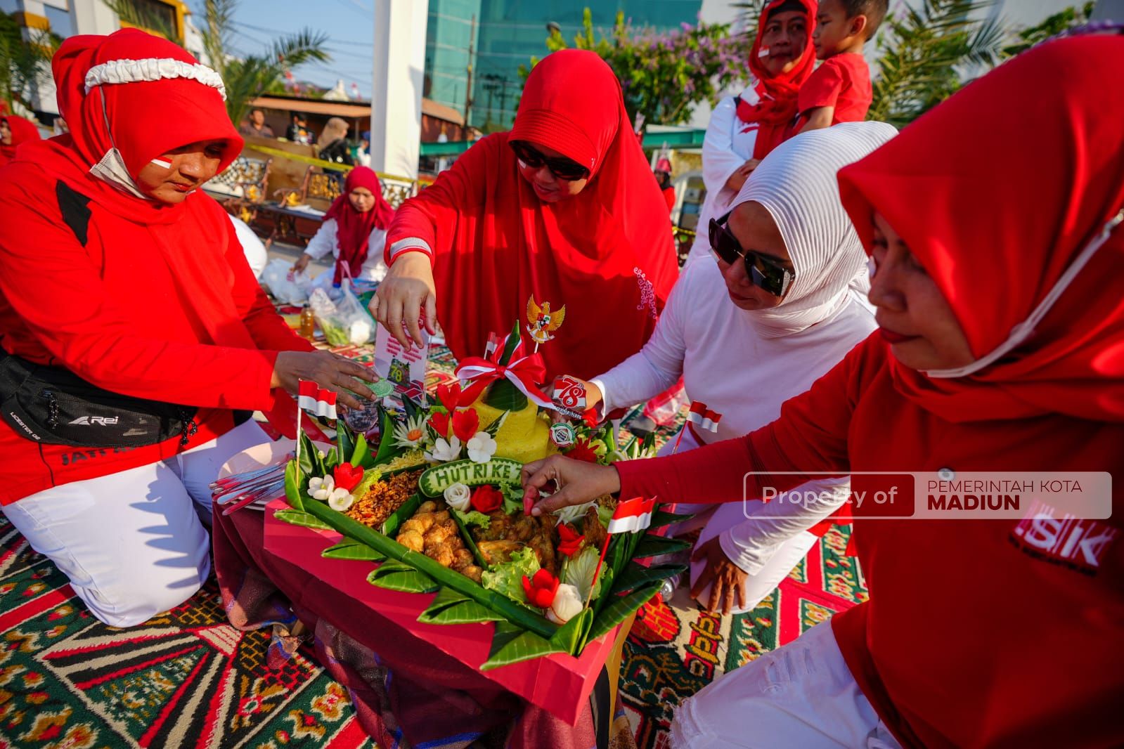 Foto utama berita: Masih Suasana Hari Kemerdekaan, Puluhan Pelaku UMKM Hias Nasi Kuning di Kawasan PSC