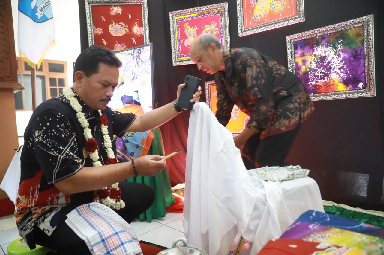 Foto 9 dari 10: Beri Arahan Parenting Bagi Wali Murid SMPN 10, Wali Kota Harap Orang Tua Bantu Wujudkan Generasi Emas 2045