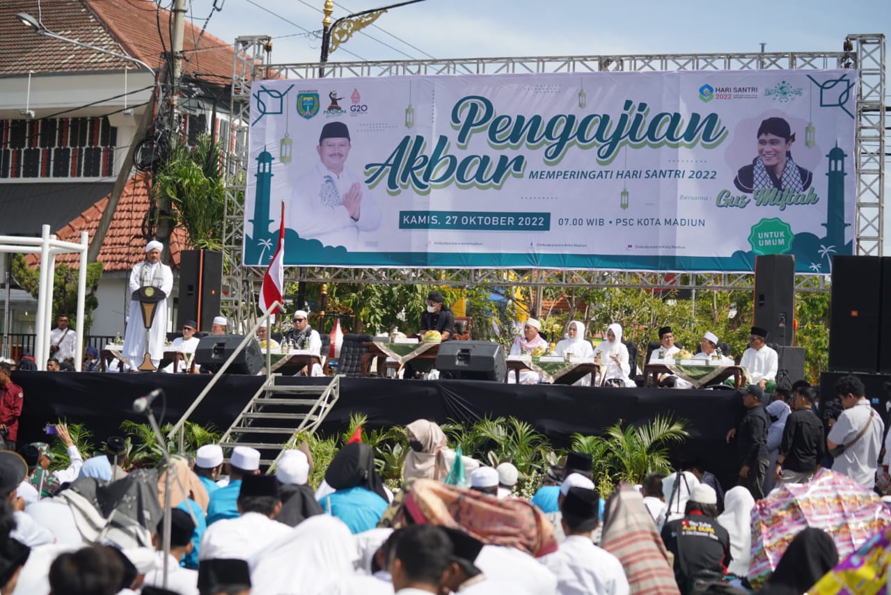 Foto 1 dari 17: Pengajian Akbar Peringatan Hari Santri Berlangsung Meriah, Wali Kota Sampaikan Apresiasi Kepada Jamaah