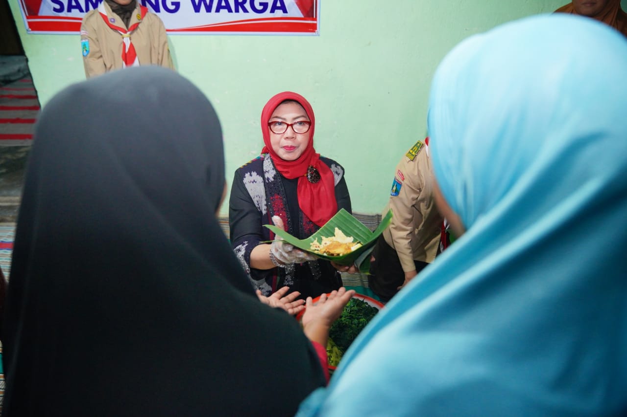 Foto 12 dari 14: Gelar Kegiatan Bersama Warga, Wali Kota Sampaikan Santunan Untuk Warga