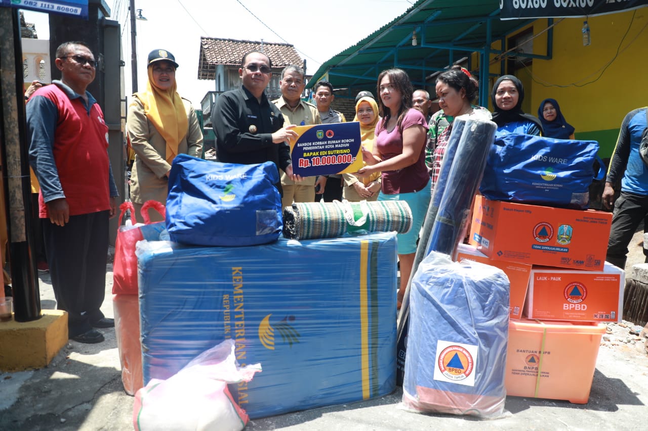 Foto 8 dari 10: Puluhan Petugas Gabungan Dikerahkan, Evakuasi Rumah Roboh Jalan Walet