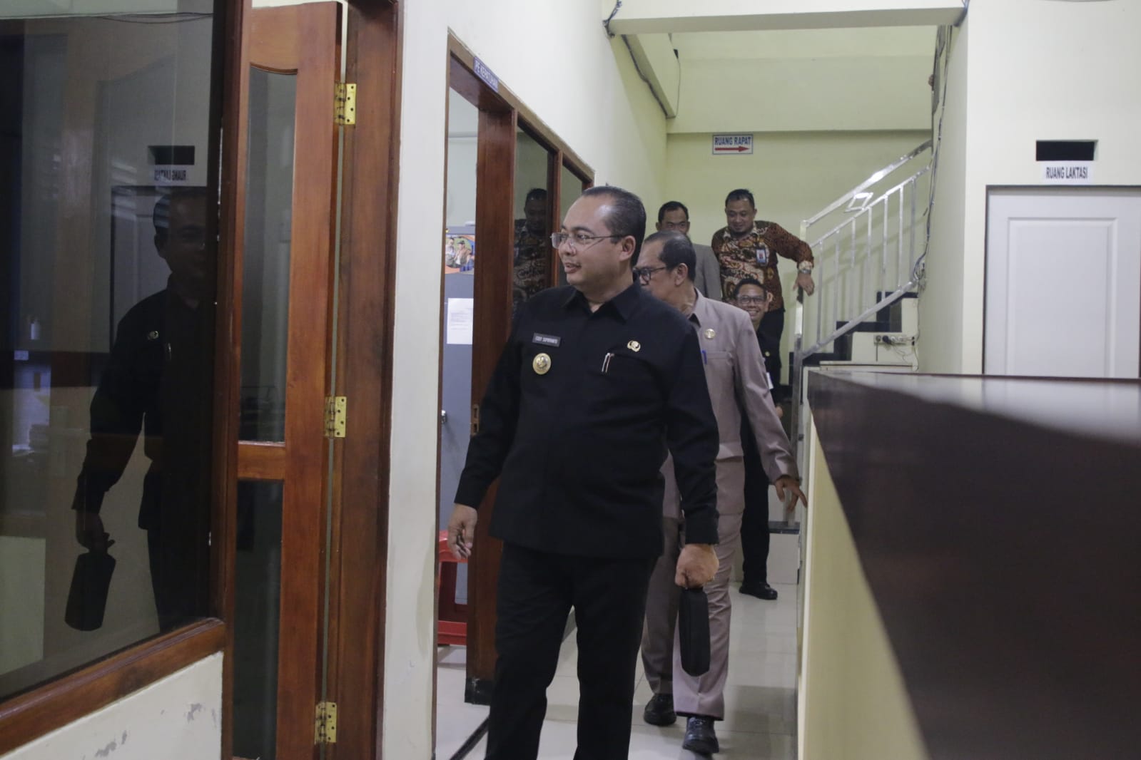 Foto 10 dari 17: Kunjungan Kantor Perumda BPR Bank Daerah Kota Madiun, Pj Wali Kota Apresiasi Kinerja Dan Dorong Inovasi Untuk Tingkatkan Performa Pegawai