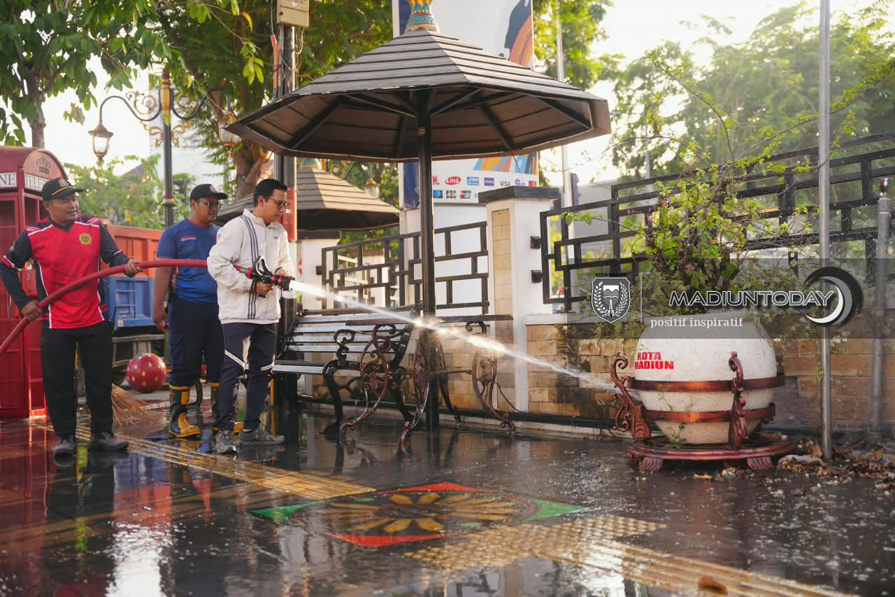 Foto 11 dari 14: Tak Sekadar Imbauan, Plt Wali Kota Turun Langsung Bersihkan Kawasan Pahlawan