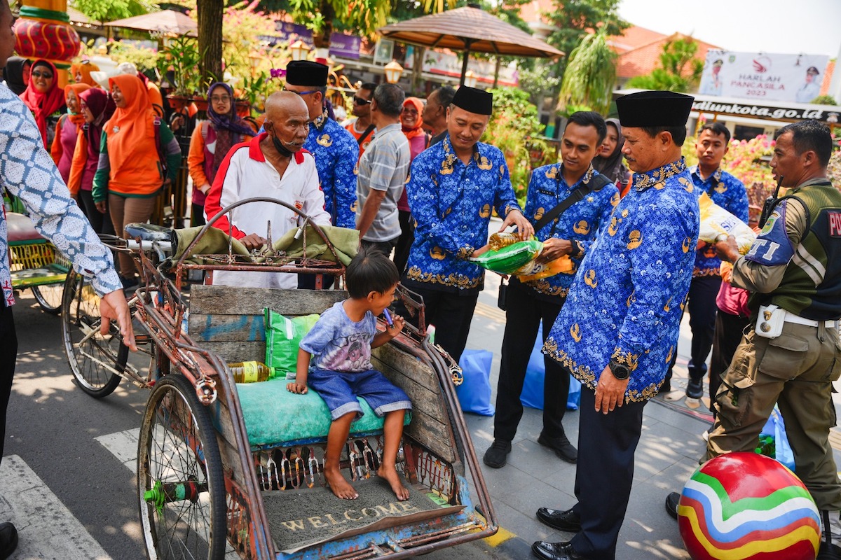 Foto 7 dari 8: Amalkan Sila ke Lima, Wali Kota Bagi-Bagi Sembako ke Tukang Becak Hingga Projasih