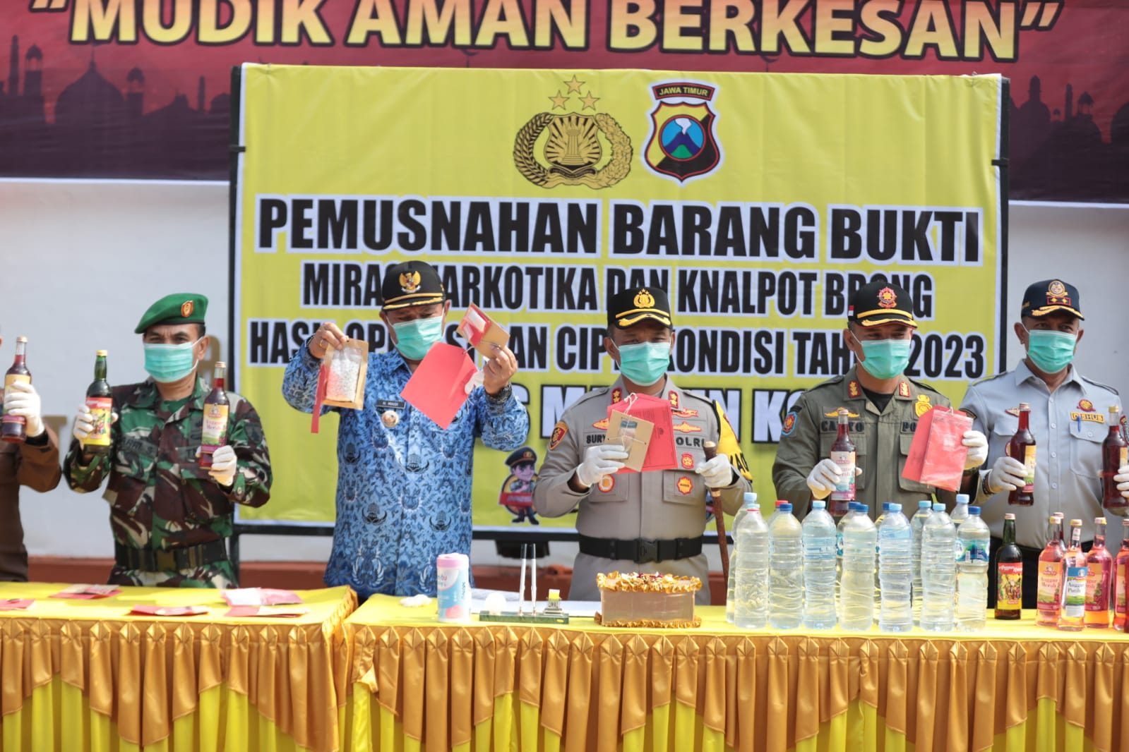 Foto 4 dari 10: Jaga Kondusifitas Lebaran, Polisi Musnahkan Miras Hingga Knalpot Brong Hasil Sitaan Selama Sepekan