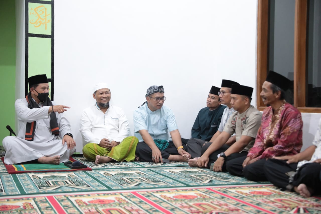 Foto 7 dari 13: Gelar Salat Isya di Masjid Al Amin Kelurahan Demangan, Wali Kota Maidi Sampaikan Pembangunan dan Salurkan Bantuan