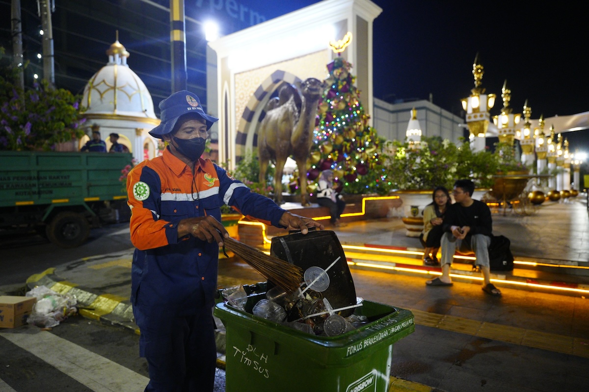 Foto 4 dari 6: Gercep! Petugas Kebersihan Bersihkan Sisa Sampah Malam Tahun Baru
