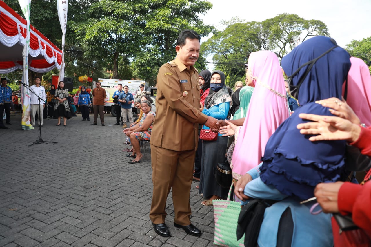 Foto 3 dari 11: Buka GPM Di Stadion, Wali Kota Pastikan Masyarakat Mudah Dapatkan Sembako Murah