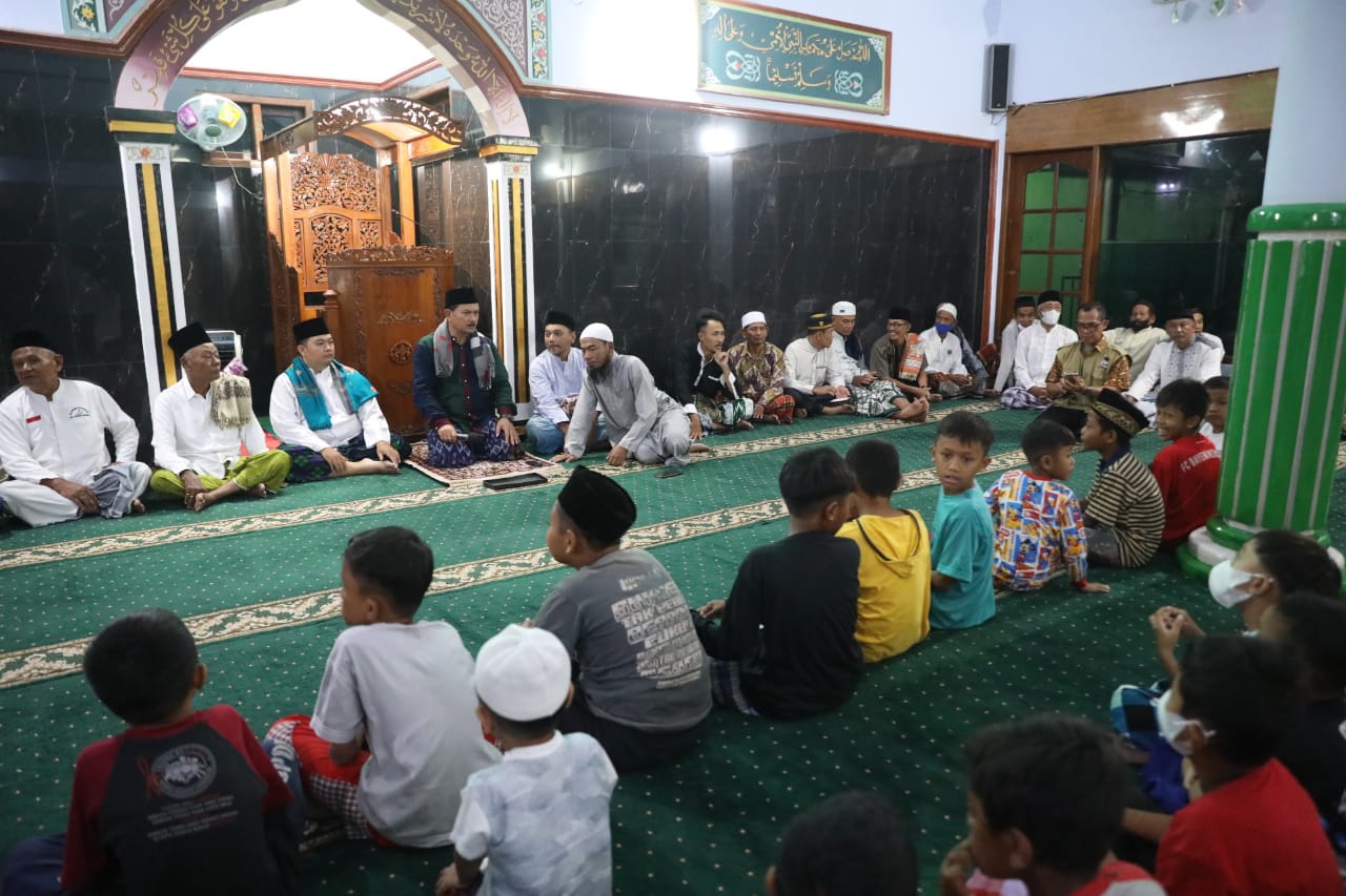 Foto 7 dari 10: Gelar Isya Berjamaah, Wali Kota Sampaikan Oleh-Oleh Dari Luar Negeri