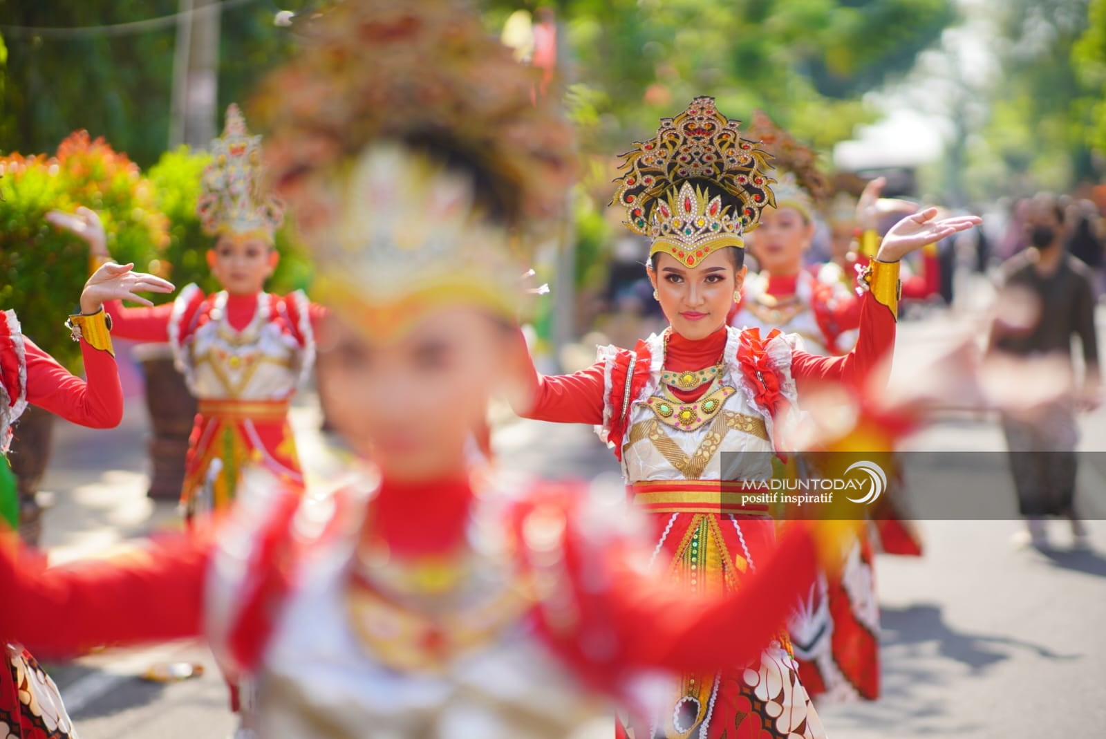 Foto 2 dari 8: Dari Barang Bekas Jadi Kostum Berkelas