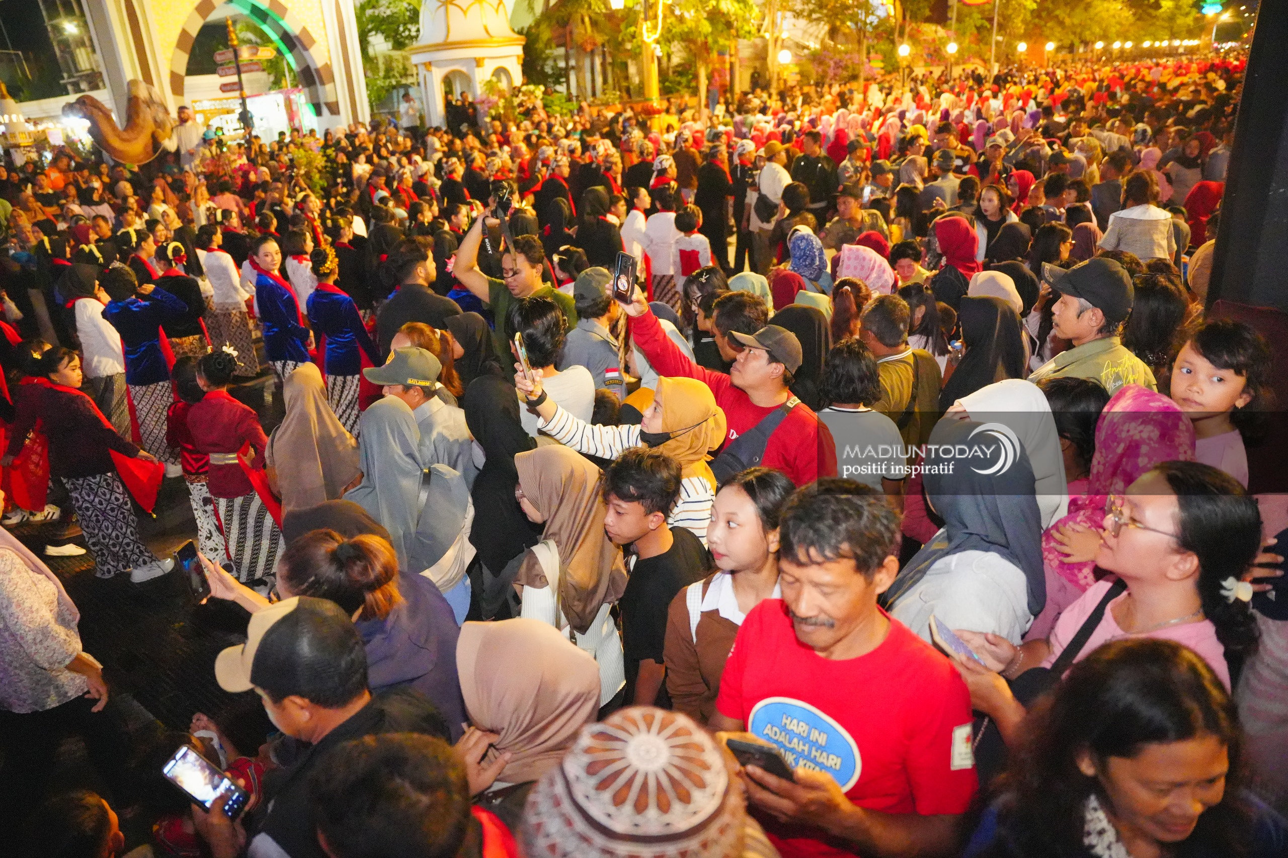 Foto 8 dari 29: 5.000 Peserta Madiun Menari Ukir Sejarah Kota, Sekaligus Jadi Bukti Cinta Masyarakat Untuk Daerahnya