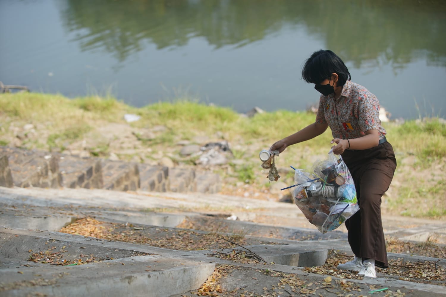 Foto 2 dari 7: Keren! Tiga Remaja di Kota Madiun Ini Isi Waktu Luang dengan Bersihkan Sampah di Taman Lalu Lintas Bantaran