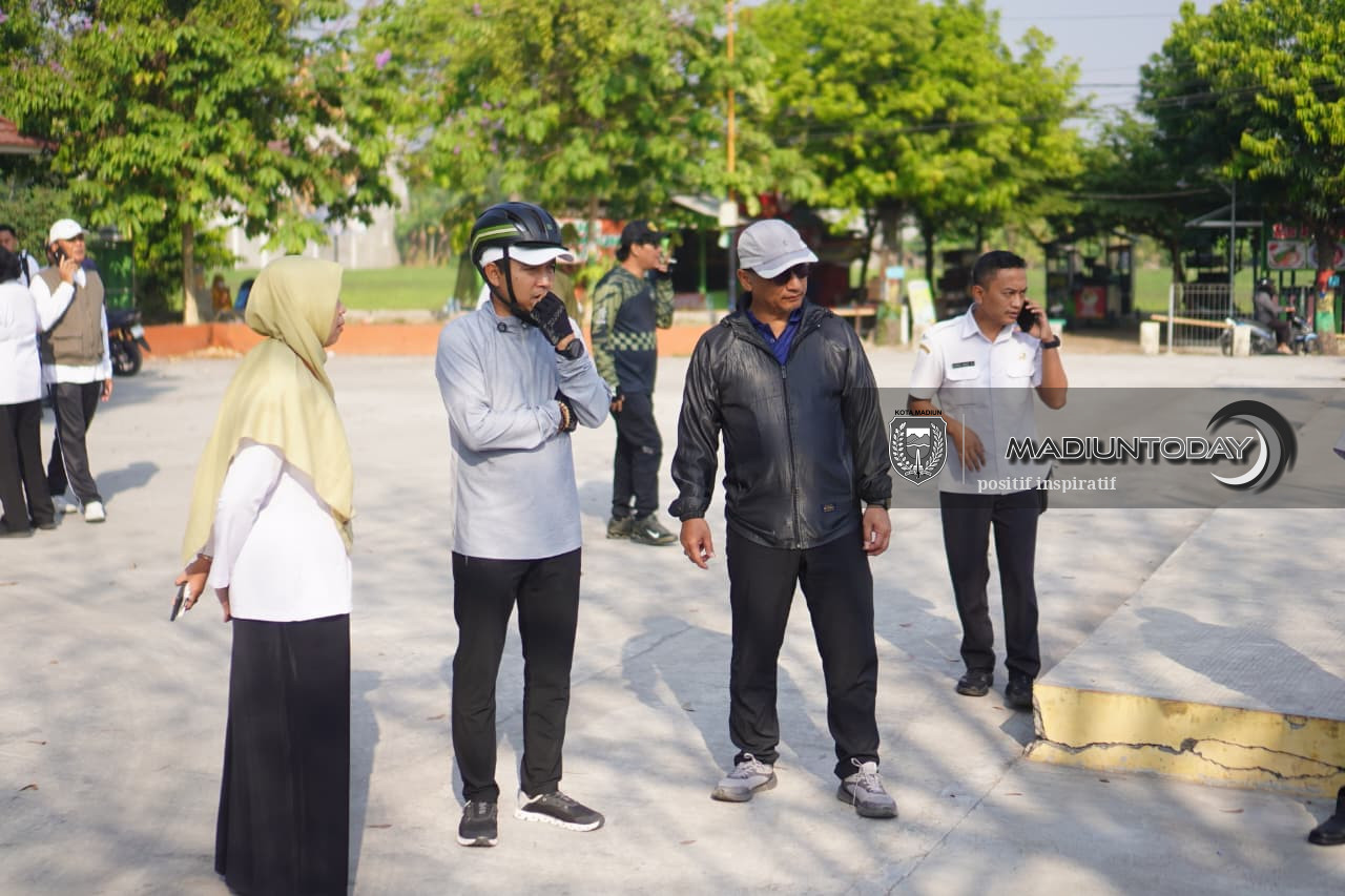 Foto 1 dari 19: Gowes Keliling Kota, Plt Wali Kota Madiun Cek P2L, Data Ekonomi hingga Kebersihan Lingkungan