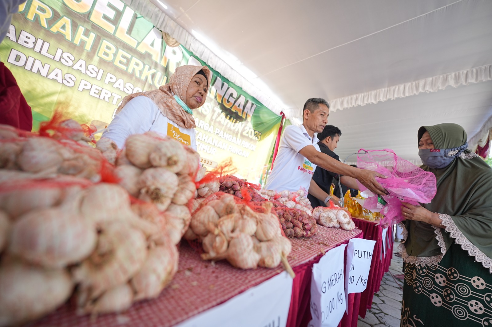 Foto 3 dari 10: Stabilkan Harga Pangan, Dispertakp Jatim Gelar Oprasi Pangan Murah Berkualitas