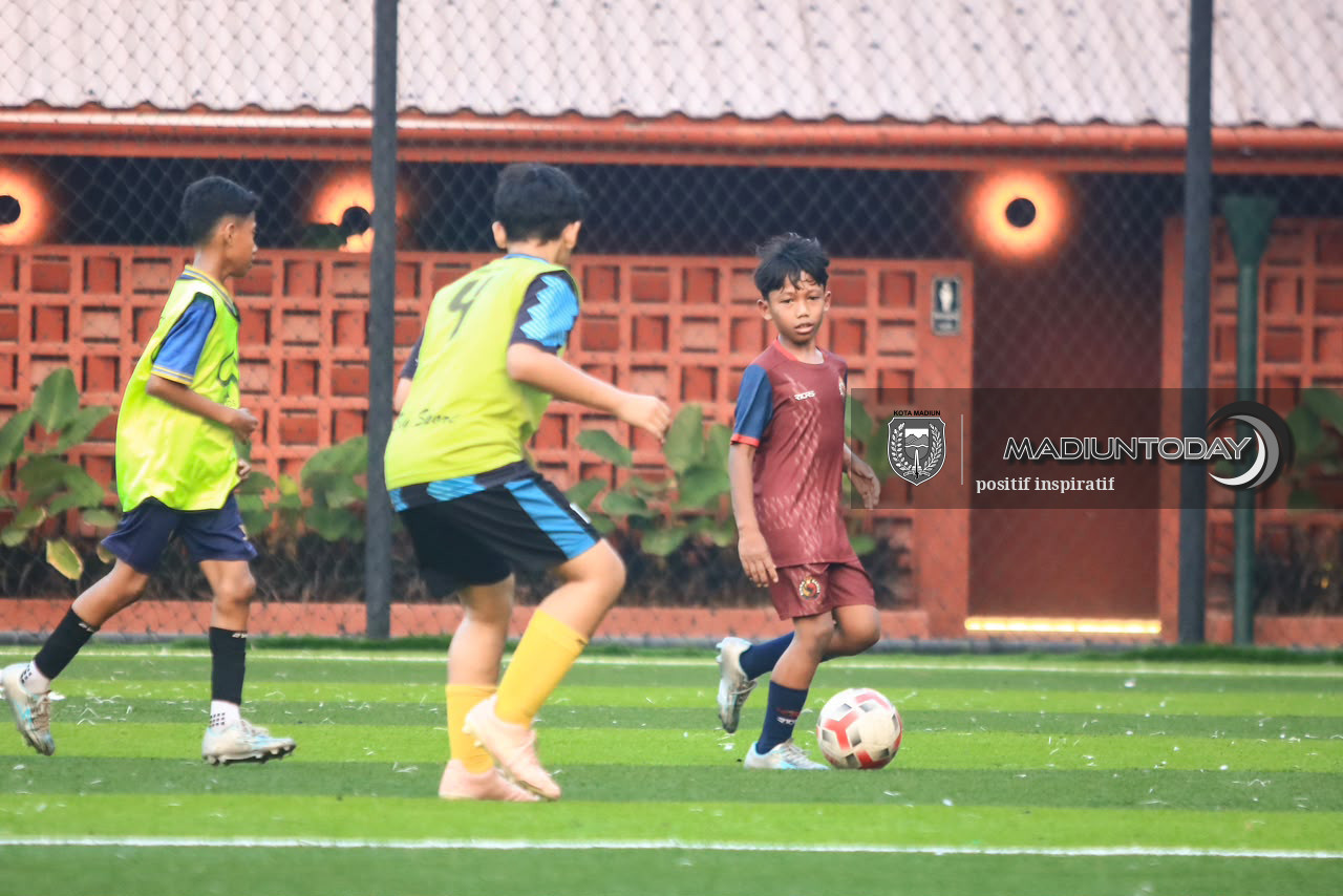 Foto 3 dari 10: Kantongi Puluhan Kejuaraan di Usia 10 Tahun, Pesepak Bola Cilik Kota Pendekar Ini Dipercaya Jadi Kapten di Ibu Kota