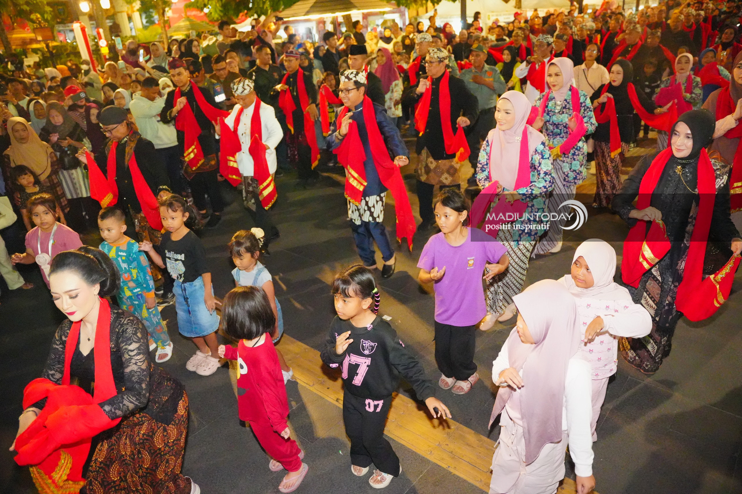 Foto 6 dari 19: Ketika Warga Turun ke Jalan, Menari Bersama di Panggung Kota