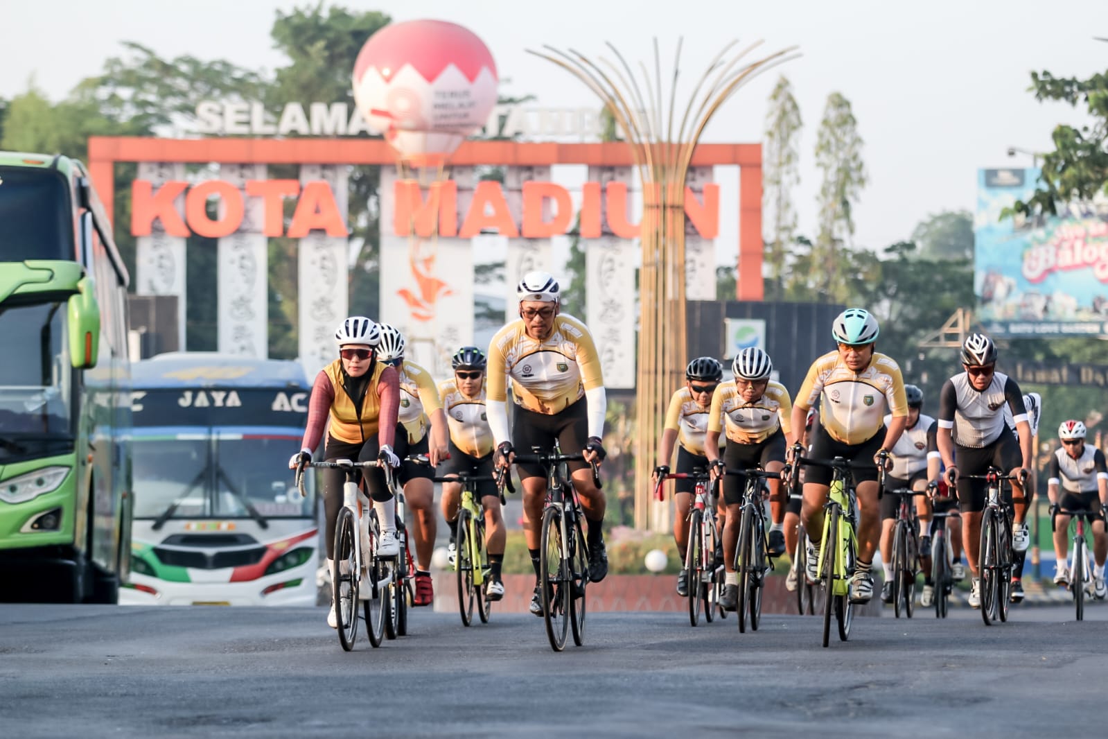 Foto 2 dari 2: Turun di Tour of Kemala Banyuwangi Akhir Pekan Ini, Atlet ISSI Kota Madiun Gowes Menuju Lokasi