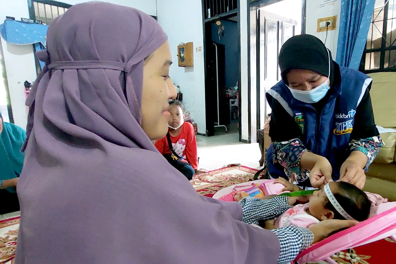 Foto 4 dari 4: Tekan Stunting, Petugas Jemput Bola Lakukan Pemeriksaan Tumbuh Kembang Bayi Baru Lahir