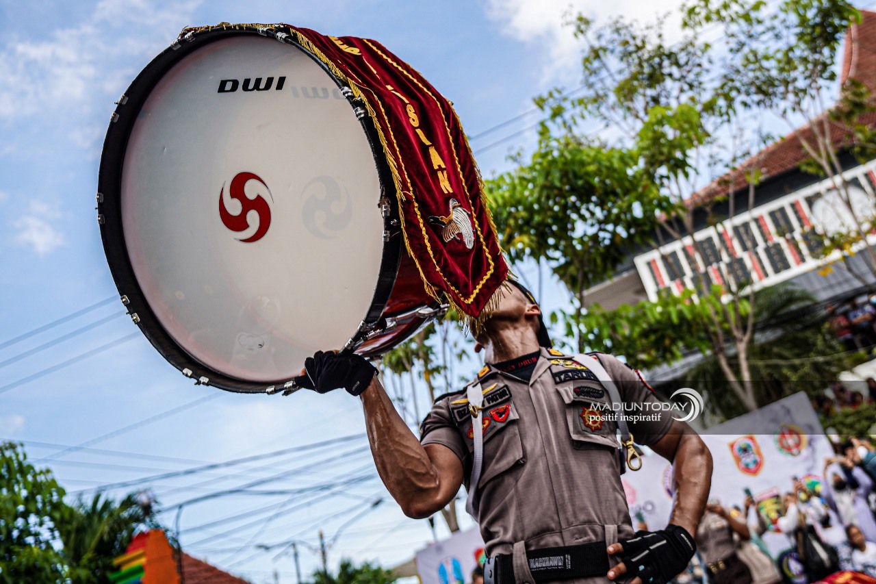 Foto 8 dari 19: Sukses Memukau Masyarakat, Aksi Drumcorps Pelopor Cenderawasih Akpol Dapat Apresiasi Wali Kota Maidi