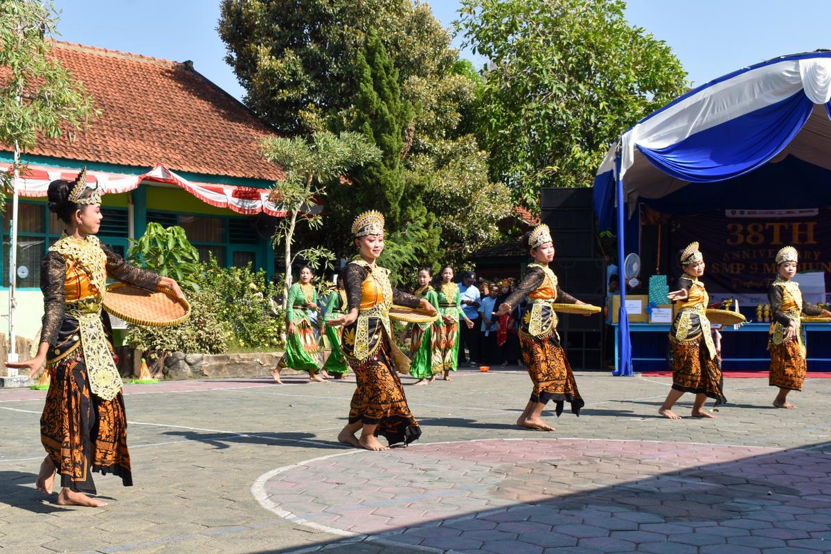 Foto 2 dari 6: Tanamkan Karakter Pancasila Sejak Dini Pada Siswa, Peringatan 38 Tahun SMPN 9 Madiun Kental Berbalut Adat Nusantara