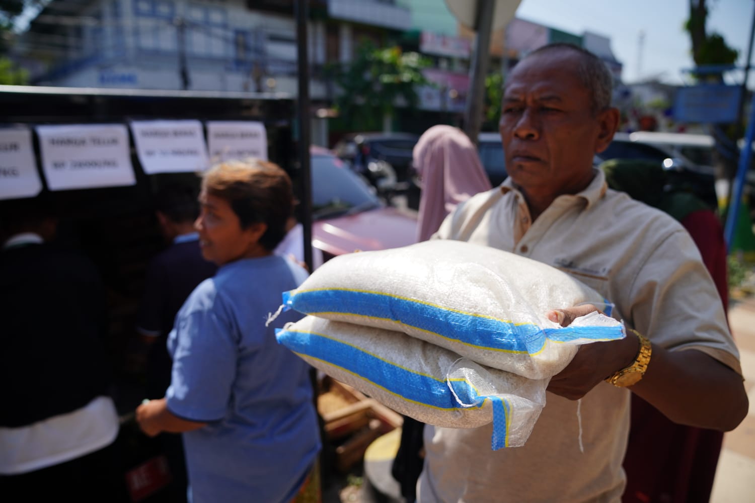 Foto 9 dari 10: Bersama Disdag, PPI Siapkan 500 Kilogram Beras Selama Gelar Operasi Pasar