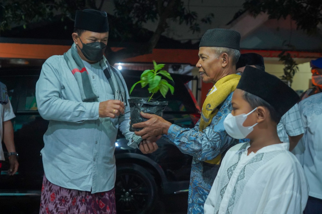 Foto 4 dari 9: Salat Isya di Musala Al Muhajirin 1, Jamaah Doakan Wali Kota di Akhir Acara