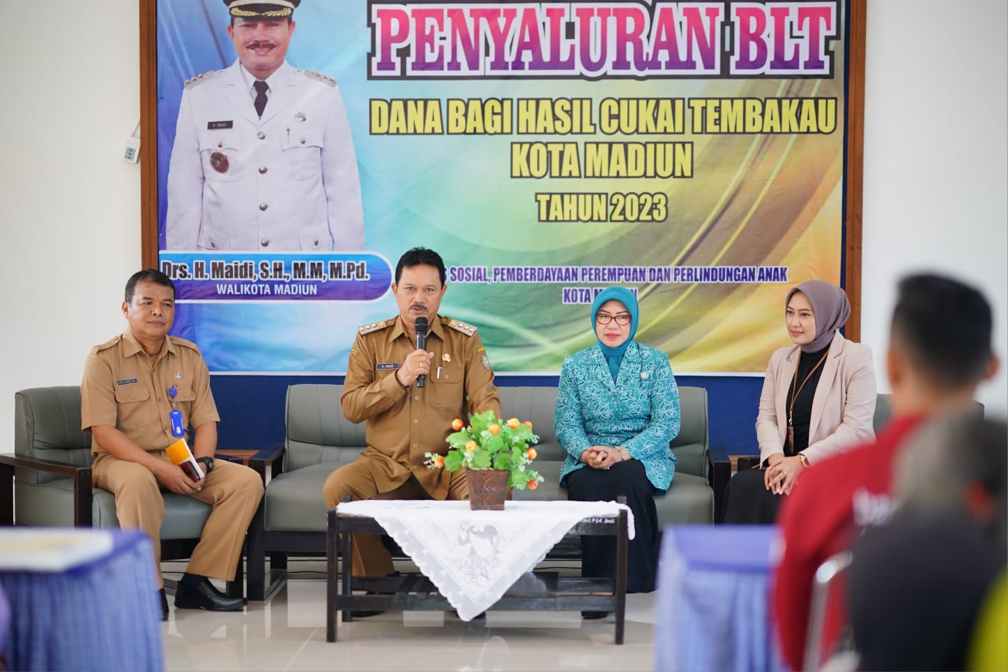 Foto 1 dari 10: Salurkan Bantuan DBHCHT, Wali Kota Harap Bermanfaat Bagi Penerima